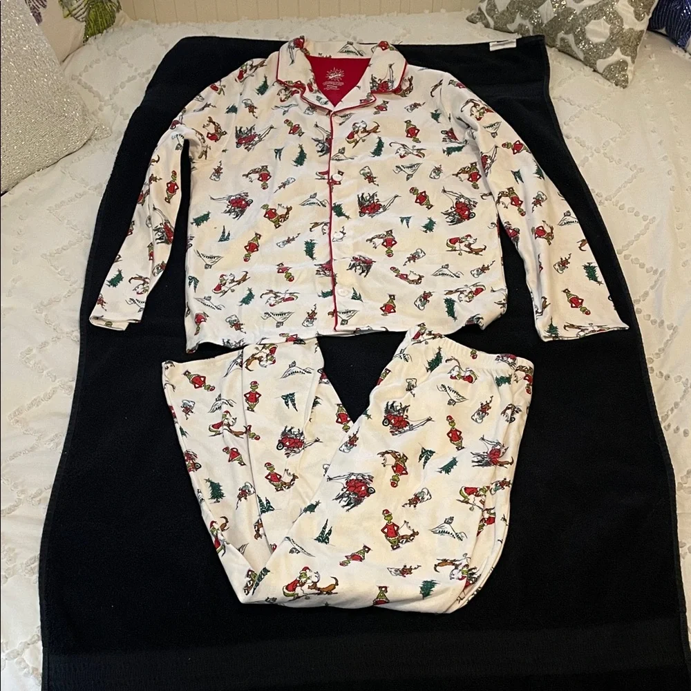 Festive Cream Pajama Set with Grinch print nwot